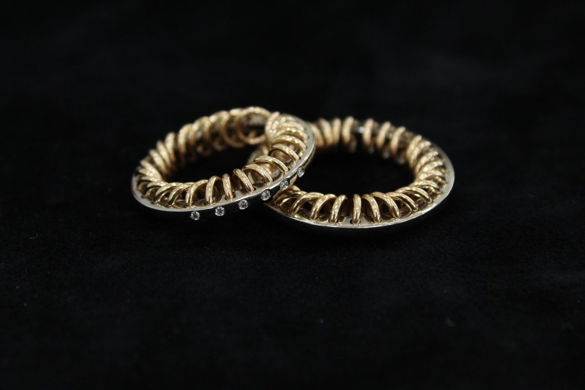 The S N A K E B O N E 🐍 
Created with a collection of handcrafted loops that move gently with the wearer, this award-winning design was created by designer-in-chief Lucas Ruppli 💎
Find out more here...👇
bit.ly/2Wuto6x 
#furrerjacotuk #snakebone #weddingring
