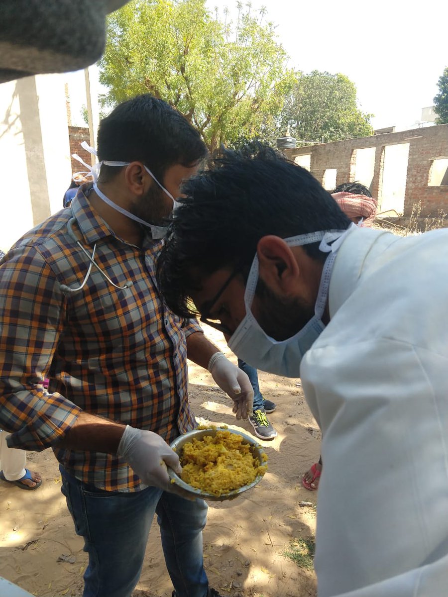 DrbhupenderSMS's tweet photo. इस महामारी में SMS अस्पताल के डॉक्टर्स जो अस्पताल से बाहर लोगों की सेवा में हाज़िर है,जो लगातार जरूरतमंदो को सुबह,दोपहर व रात का खाना पहुंचा रहे हैं,इसी कड़ी में आज 300 से ज्यादा लोगों को खाना खिलाने का सौभाग्य मिला। सफेद कोट वाले बीमारी से ही नहीं बचा रहे भूख में भी साथ खड़े हैं https://t.co/rkR1tzz8Os