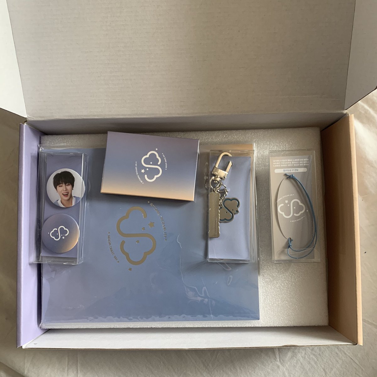 kangdaniel10196's tweet photo. 하성운 공식 하늘 키트 1기 0.5에 양도해요
모든 구성품 미개봉입니다 (회원카드, 무드등은 없어요) 
Selling Ha Sungwoon official kit for 0.5
배송비 0.35
강다니엘 옹성우 황민현 하성운 박지훈 박우진 김재환 라이관린 CIX NUEST AB6IX Wanna One 엑스원 포카 굿즈 앨범 구름단 구름 하늘 교환 https://t.co/G3X73t1Nl3