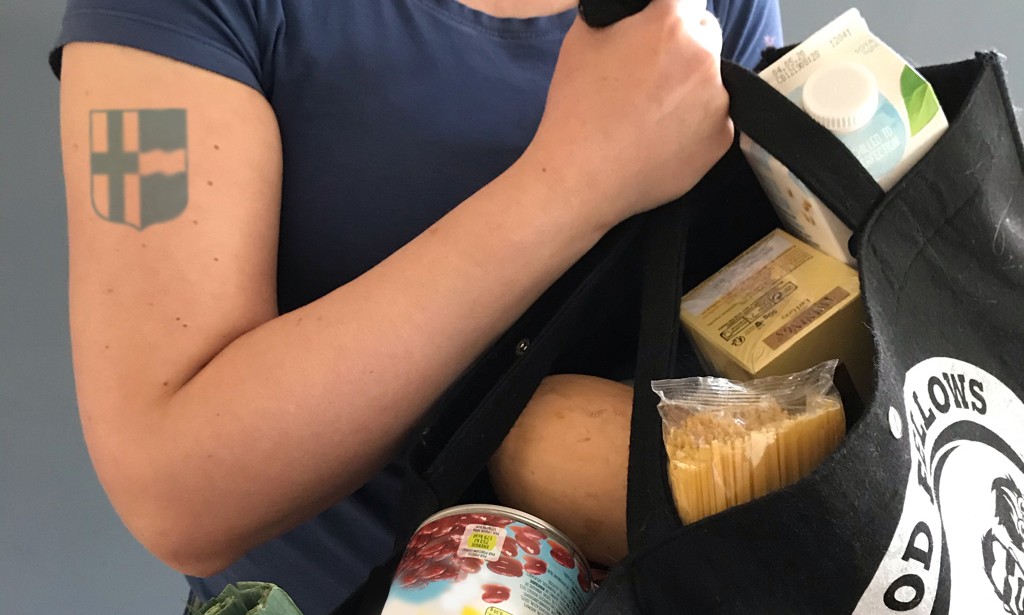 Stichtse Vechters: we helpen elkaar! 💪Van lokale organisaties, vrijwilligers tot bewonersinitiatieven. Mooi!

Zo er is hulp voor: boodschappen, een luisterend oor en financiële problemen voorkomen. Kijk voor het overzicht op 👉stichtsevecht.nl/hulpintijdenva…

#coronavirus #alleensamen