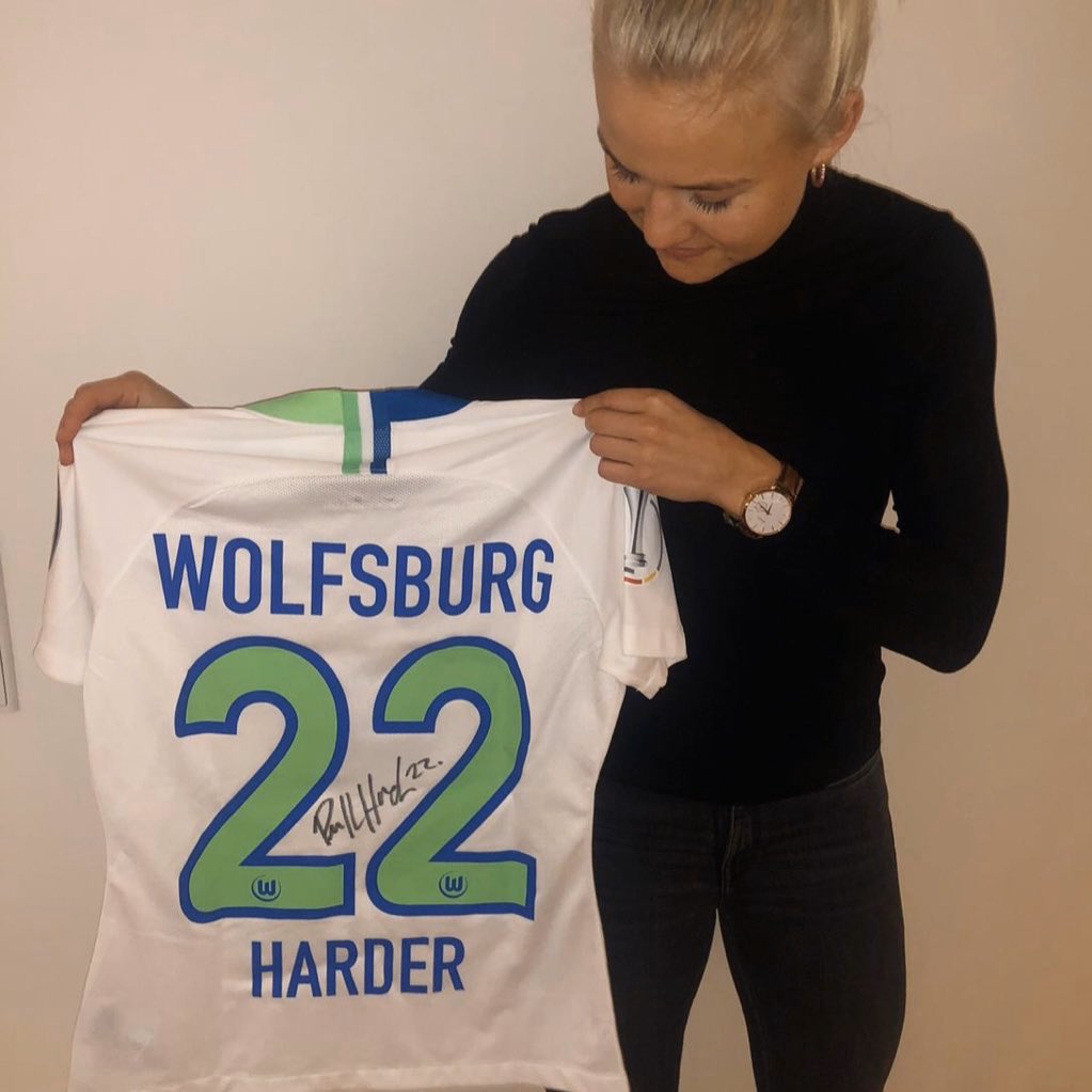 PernilleMHarder's tweet photo. Time for a giveaway 🚨⁣
⁣
Get the chance to win my signed match worn Wolfsburg shirt. ⁣
⁣
To win, all you have to do is sum up your time in self-isolation using one emoji 🙋🏼‍♀️⁣
⁣
The winner will be revealed next week. Good luck! 🙌🏼 https://t.co/WSDUIwTdsW
