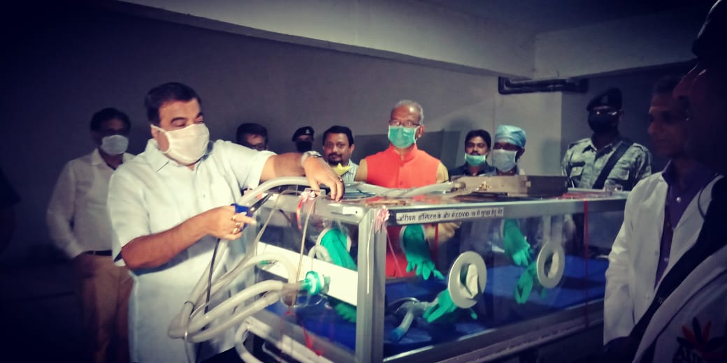 केंद्रीय मंत्री श्री <a href="/nitin_gadkari/">Nitin Gadkari</a> जी ने नागपुर के डॉक्टरों द्वारा #Covid19 मरीजों को सुरक्षित एक स्थान से दूसरे स्थान ले जाने के लिए बनाये गए उपकरण COVI - SAFE को IGMC को सौंपा। #Innovation #IndiaFightsCorona