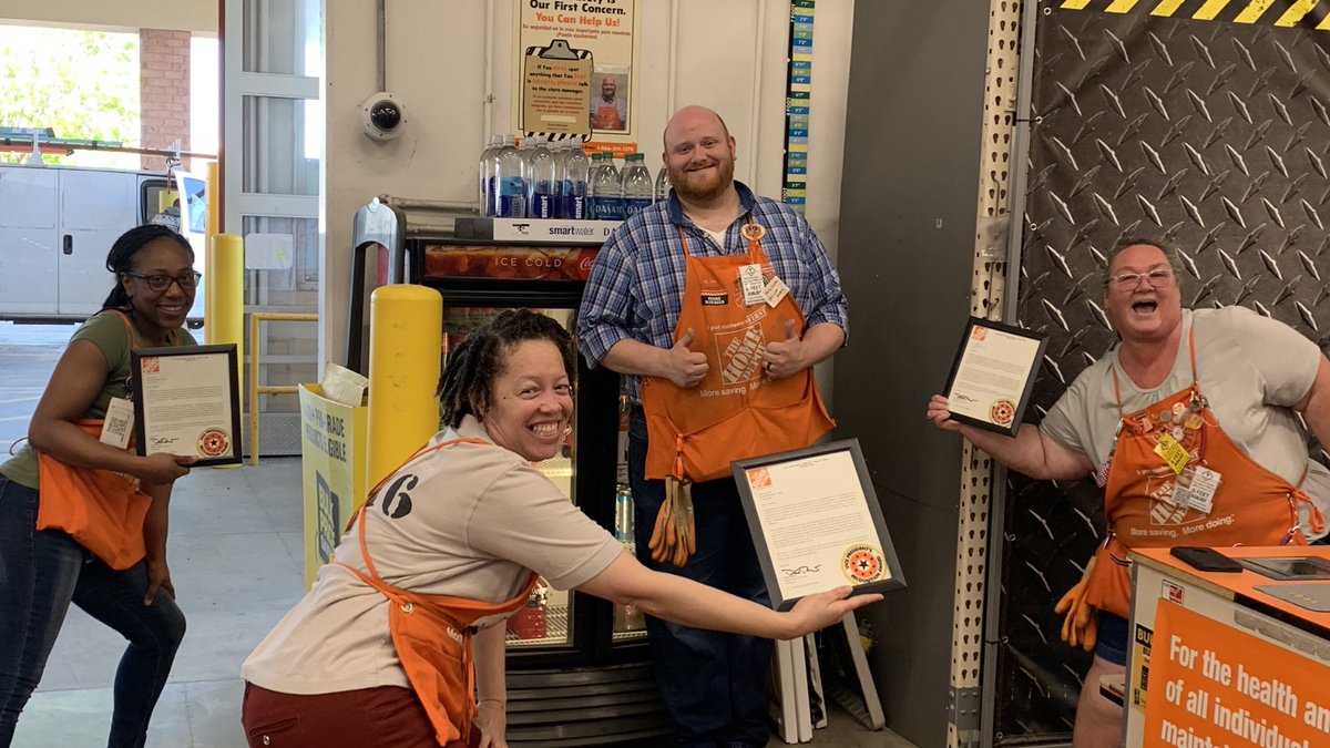 dgreen1407's tweet photo. We threw out some killer recognition today for some amazing associates!! You guys make it easy!! Thanks for all you do!! #swbest #weare1407 #d306 https://t.co/xViE4TQ6qC
