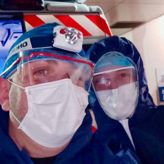 ATSU744's tweet photo. Les équipes de nuit sont en première ligne pour secourir les patients atteints par la pandémie de #covid #COVID19 en #HauteSavoie à la demande du #SAMU74 Bravo à Séverine et Damien pour leur courage. https://t.co/pUMrVqcA6T