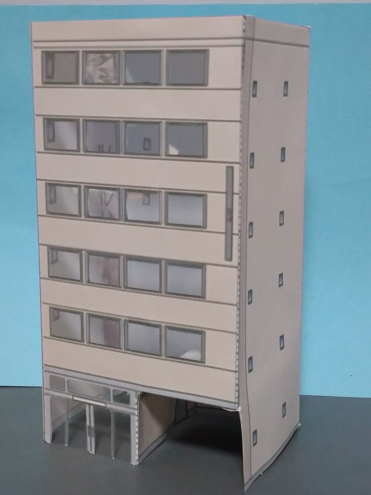 かあた Nゲージ用に無料公開されている建物のペーパークラフトを拡大して印刷し トミカサイズにしてみました 窓が青く塗られていたので切り抜き 透明プラ板を入れています T Co Ihjoywd9vm Twitter