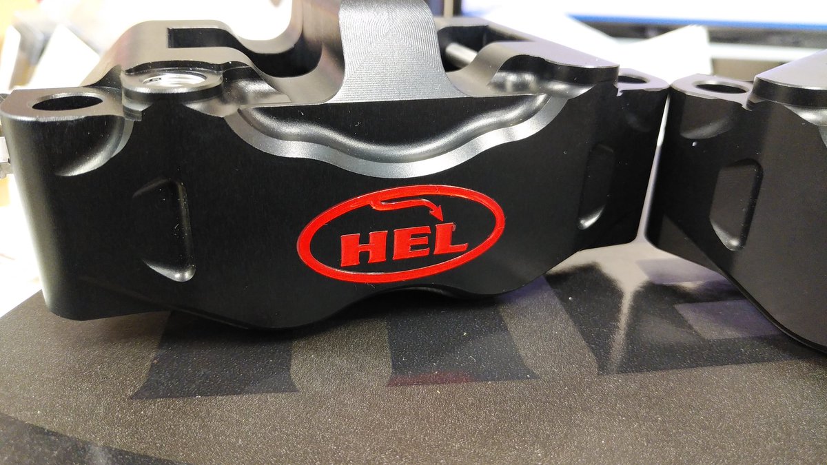JAM_JAPAN_com's tweet photo. HELパフォーマンス
Blackキャリパーが到着👍
made in UK
世界一レースシーンで有名な
HELperformance社
JAMはHEL Performance-UKの
公式パートナー企業です。
#WSBK #BSB #manTT
#MOTOGP #moto2 #moto3
#オーダーホース @helperformance
#HEL #JAM #正規 #公式パートナー https://t.co/Wubz1YDseq