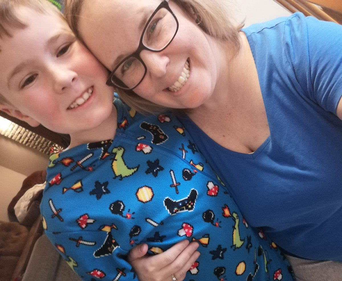 barron_mrs's tweet photo. Wearing blue for Autism Awareness day and all of our ASD buddies! @bltsenior @CaudlePark @basinviewdrive https://t.co/rvoWJ9hYVw