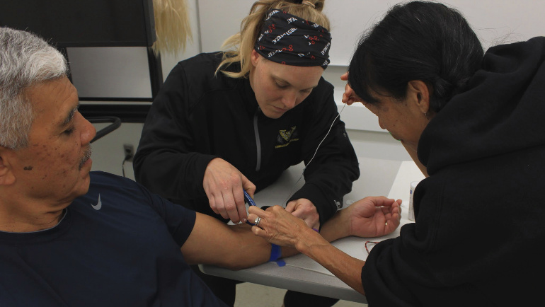WayneGradSchool's tweet photo. An athlete herself, PhD student Valerie Smith helps others optimize their workouts, lessen their chances of fatigue and injury. #waynestate #GraduateStudentAppreciationWeek #warriorpride #warriorstrong #WSUGSAW @waynestatecoe https://t.co/puosiBUZMZ https://t.co/FJdXxbg07u