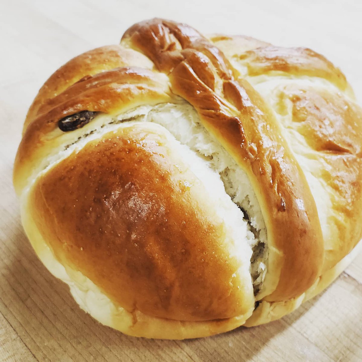 FCBBurl's tweet photo. #Easter won't be quite the same this year, but we can still try & enjoy some traditions! And what would it be without #HotCrossBuns or #PaskaBread! We are already taking orders. Call 905-634-5656 to place your order pickup from April 4th UNTIL April 11th.
#EasterBread #burlon https://t.co/IQ3TqUgTol