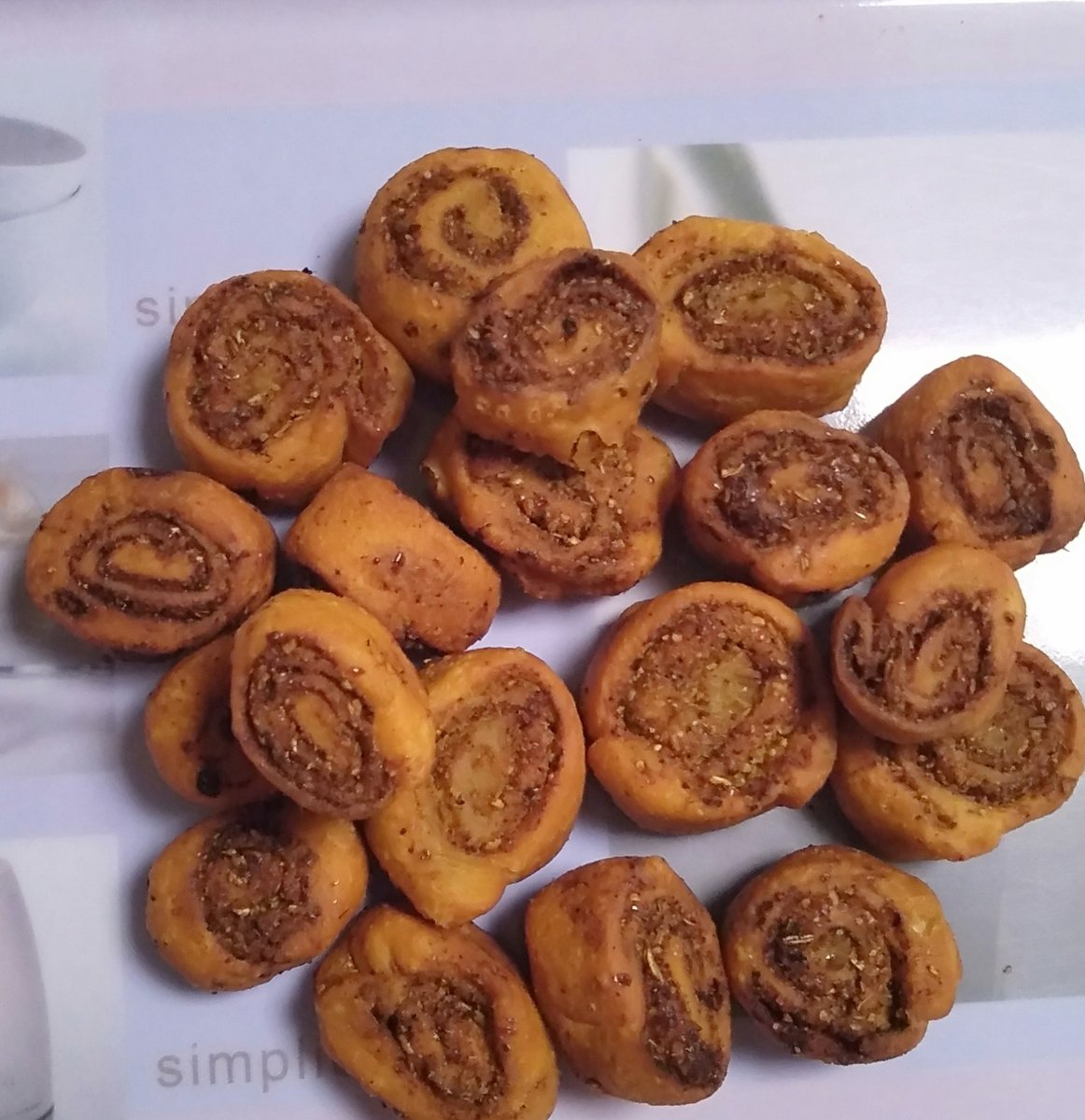 GoldQueenie4's tweet image. 1. Play Indoor games🤞
2. Watch TV🤞
3. Make a new dish everyday 🤞
4. Spend time with family 🤞
#StayHomeStaySmart #KodakHDLEDTV #Android9 
Join 
@sanchitabhartiy @imPalak18 @abha_mishra19 @Jyoti14300 @Soniyaskjain1 @deora_gunjan @Dazzlingcutie1 @Mayu72469820 @Smiley_Bharati