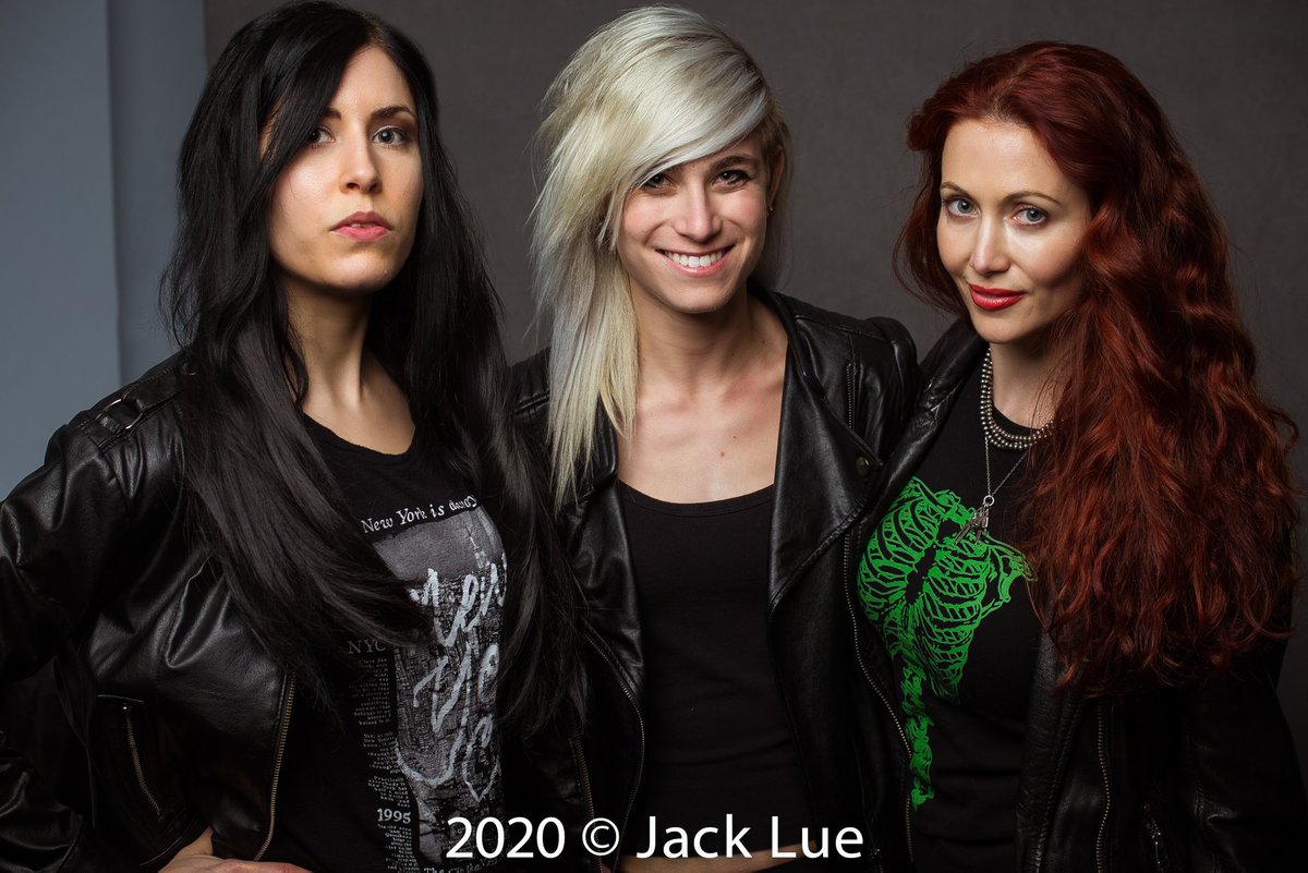 TBT 2 when I got 2 pose w guitar goddesses @GretchenMenn & @SydEllenMusic @ the #Shreddelicious @NAMMShow Shoot w #JackLue ​READ about the experience in this great new interview
@HIGHWIREDAZE highwiredaze.com/2020/03/28/ros…

#HighwireDaze #GretchenMenn #SydneyEllen #LadiesinLeather