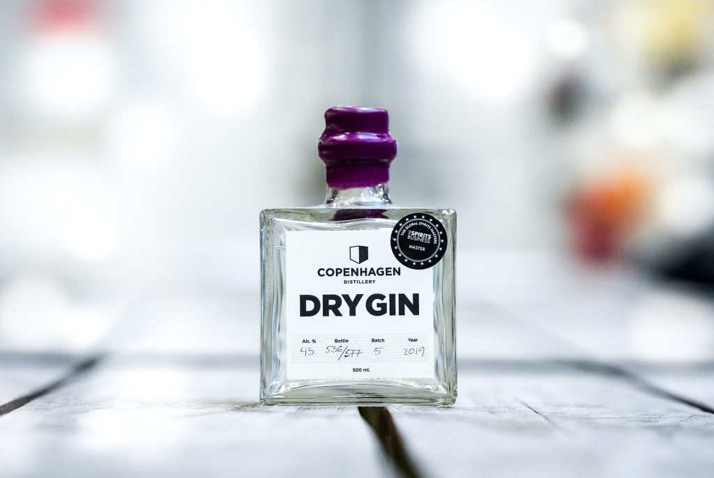 EnVerdenafGin's tweet photo. Med Copenhagen Dry Gin får den gode, gamle, italienske cocktail Negroni et friskt nordisk twist fra ginnens fremtrædende kommennoter. https://t.co/X7HAsvBPR4 https://t.co/eftkEVVQa9