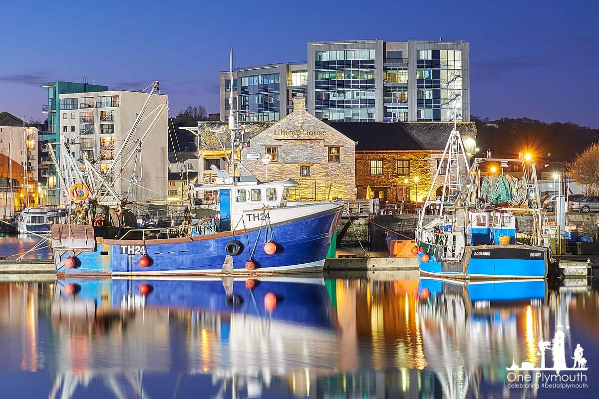 oneplymouth's tweet photo. Rare opportunity when the Sutton Harbour Marina was lit up a few years ago. #BestOfPlymouth #ComeBackLater

Each day at 4pm, we're showcasing photos from our archives to help raise your spirits. #OnePlymouth https://t.co/5PD2LYumQd