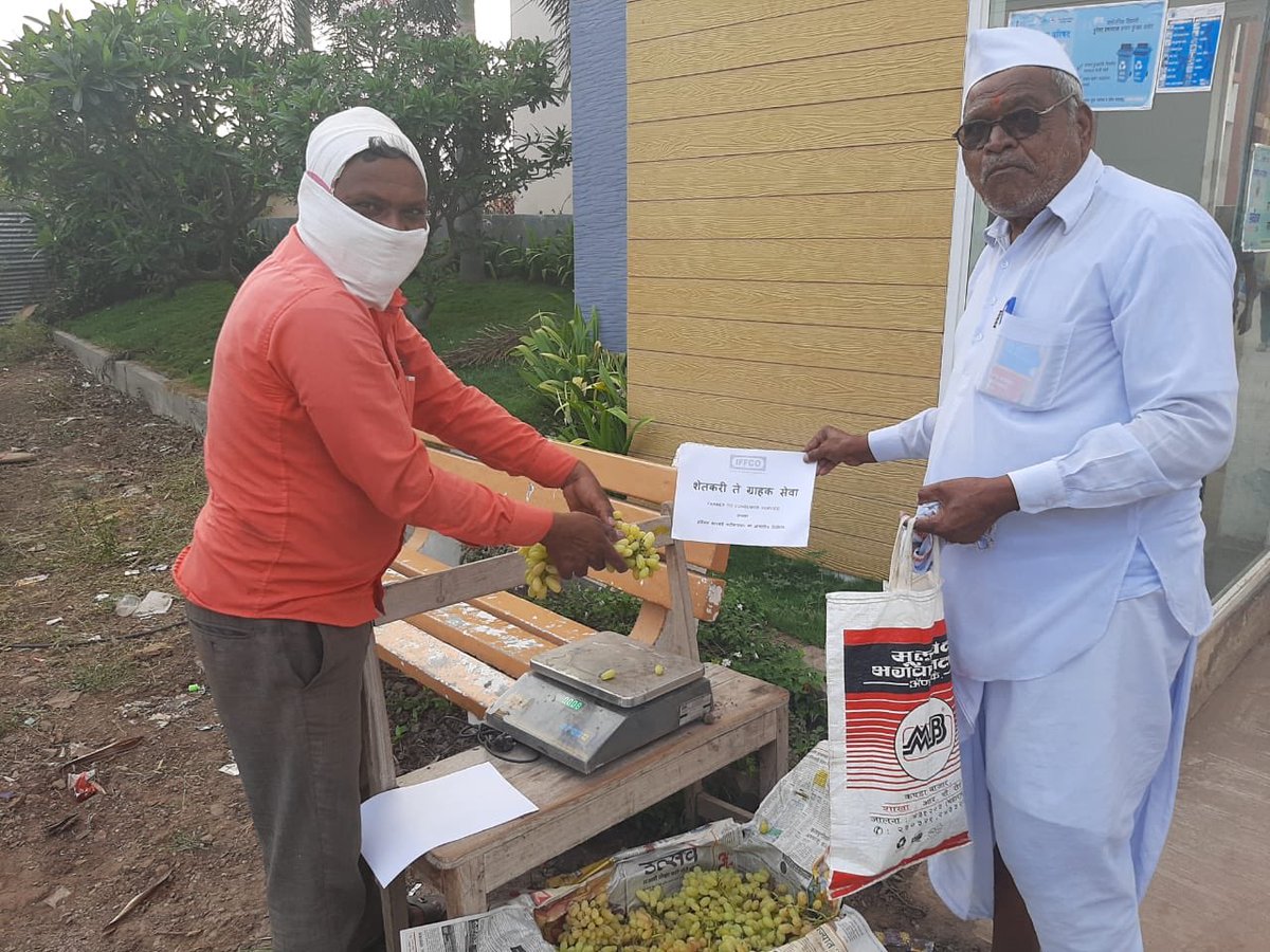 dintya15's tweet photo. Jalana CSC society ftom Maharashtra jointly distributed Mask , vitamin C tablet . 
Also IFFCO CSC grahak sewa  is supporting farmers to sell their farm produce grapes in colonies and farmers are  getting Rs40 per kg  - double than what they get in the market https://t.co/CoLj8Hsppz