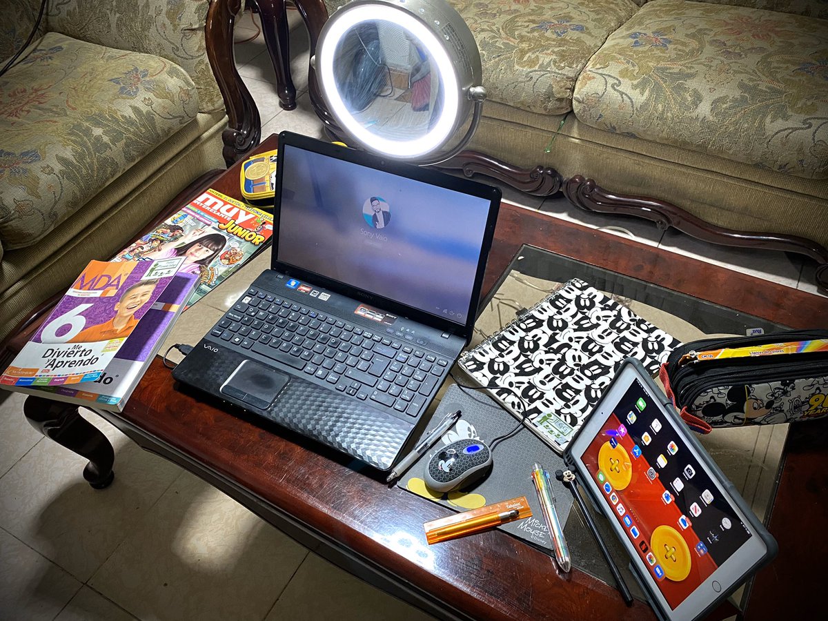 ElPalitodepan's tweet photo. Les presento mi set de transmisión de clases virtuales. 🙃
#SoyMaestro #ProFer👨🏻🏫 #cuarentena #clasesvirtuales https://t.co/nSWnBdU14s