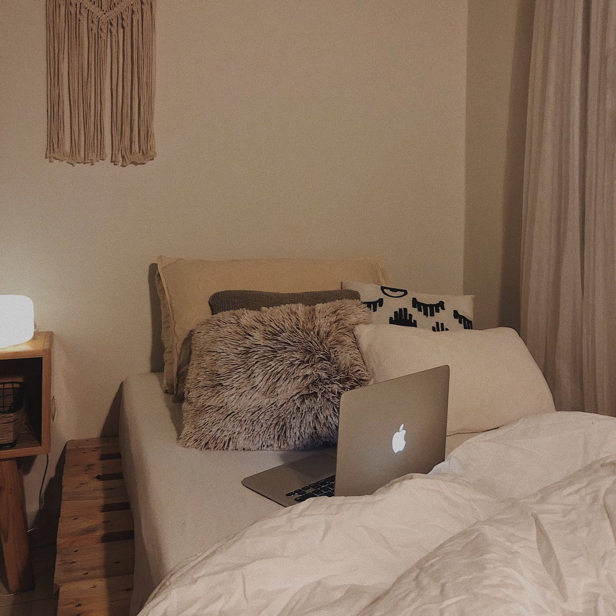 z4mmmmmm's tweet photo. so i just finished rearrange my room 🥰✨ https://t.co/HuGiiRZADC
