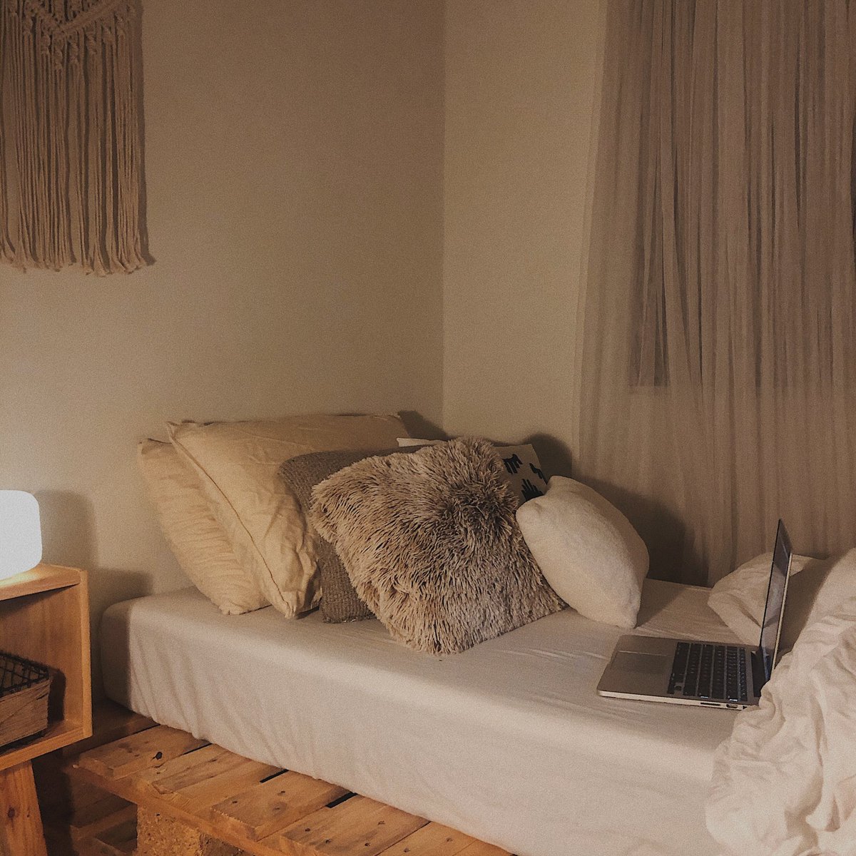 z4mmmmmm's tweet photo. so i just finished rearrange my room 🥰✨ https://t.co/HuGiiRZADC