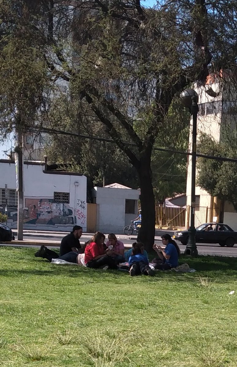 juanmamorenon's tweet photo. #COVID2019chile    frente a @MuniSnMiguel  y a pasos del #hospitalBarrosLuco    la gente no entiende  nada de nada....manteniendo contacto directo  un grupo de más de 7 personas #denunciascovid19 https://t.co/CzdJr2qNV3