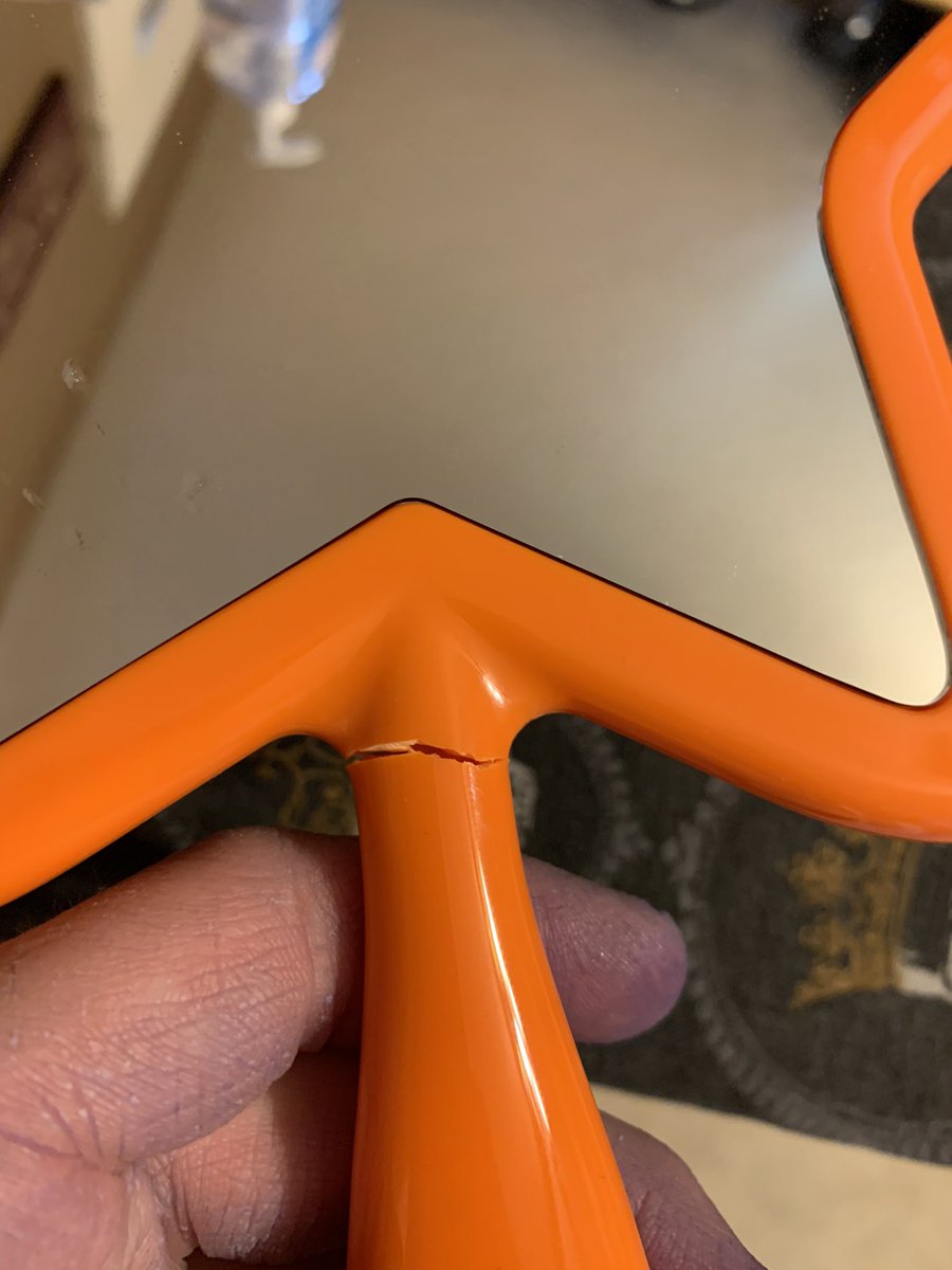 Punkiej83's tweet photo. SEND HELP!!!!!!! I dropped my @JeffreeStar mirror and the handle broke 😫😫😫😫😫😫 I CANT!!!!! https://t.co/jdO5aL6hbt