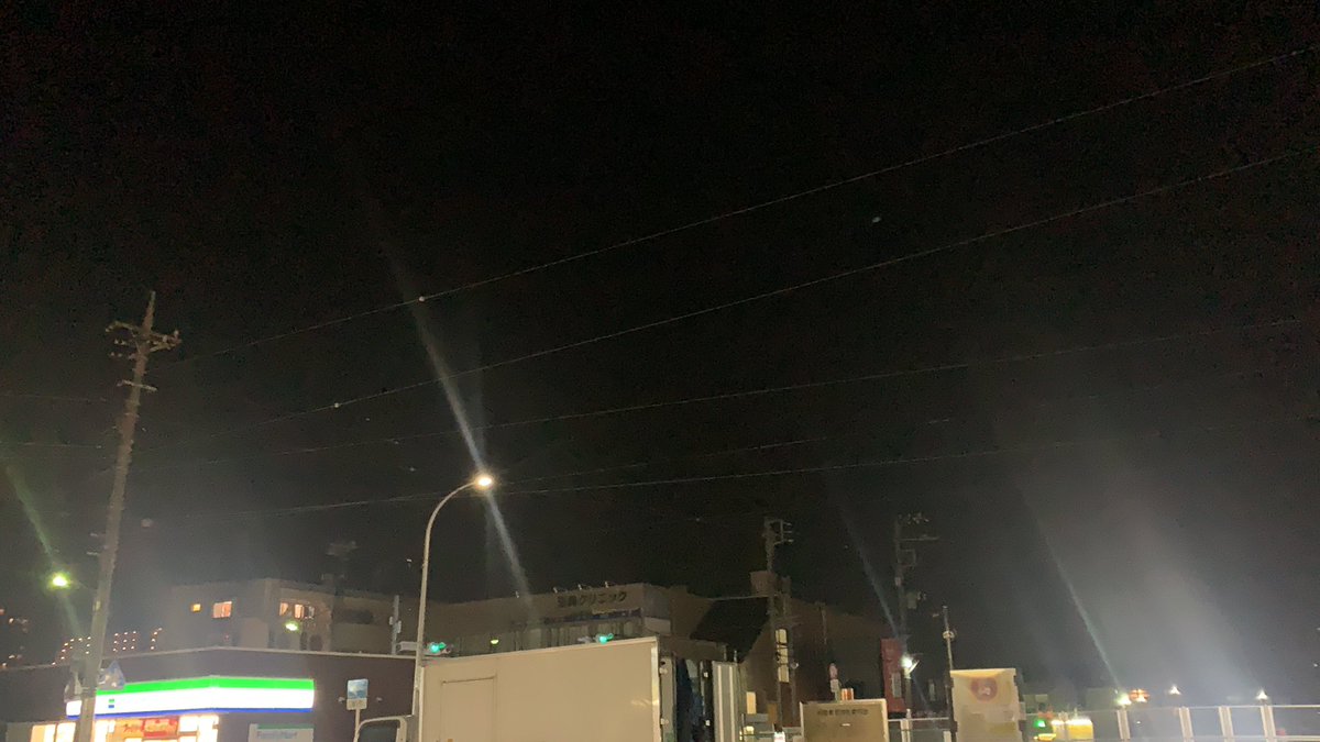 foxee_wing's tweet photo. 今日元々ベースも弾いて、YouTubeも撮ろうと思って話題も考えておいたけど…
今着いた…社畜って悲しい😢 https://t.co/MwiRClhI1o