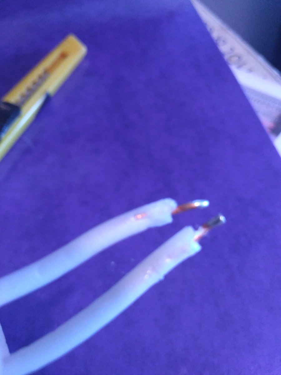 SSinager's tweet photo. #learnfrommyfail
AirCell 5 cable no good for baluns.
As the single core central wire heats, will cut into insulation as a hot knife in butter, resulting in random shorts. https://t.co/IaHQker8Ob