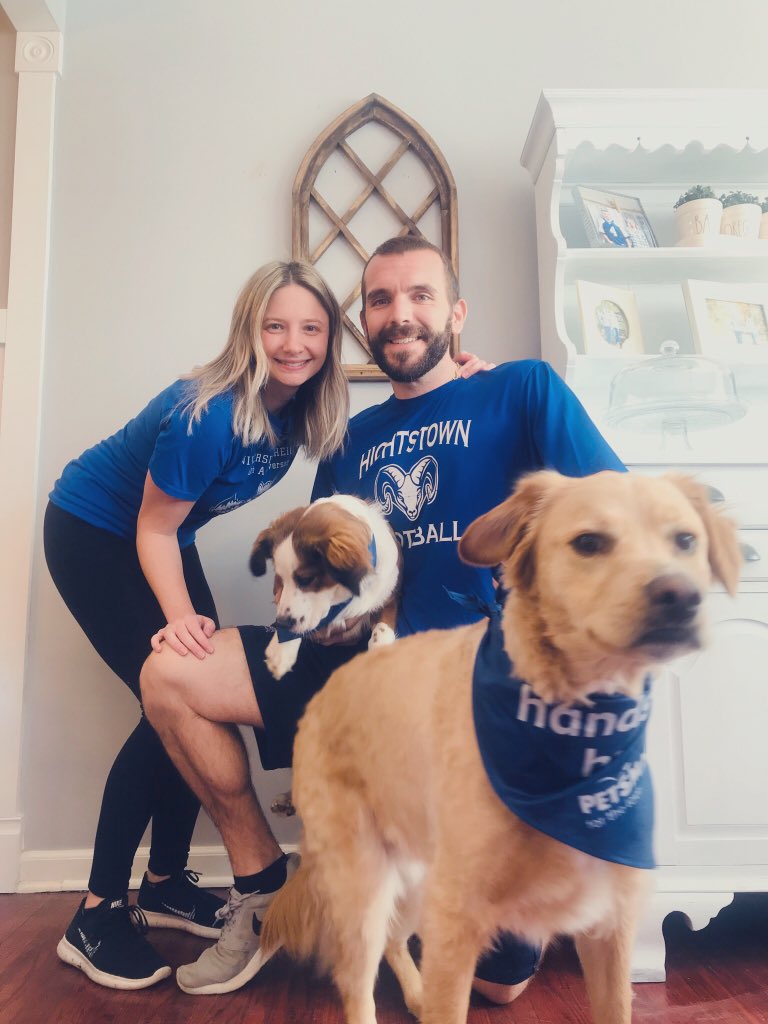 missdillteaches's tweet photo. The Reinhardts are rocking our blue! #LightItUpBlue #AutismAwareness @HTSD_UnivHts @WeAreHTSD @ReinhardtGNR https://t.co/u42aKyJbWd