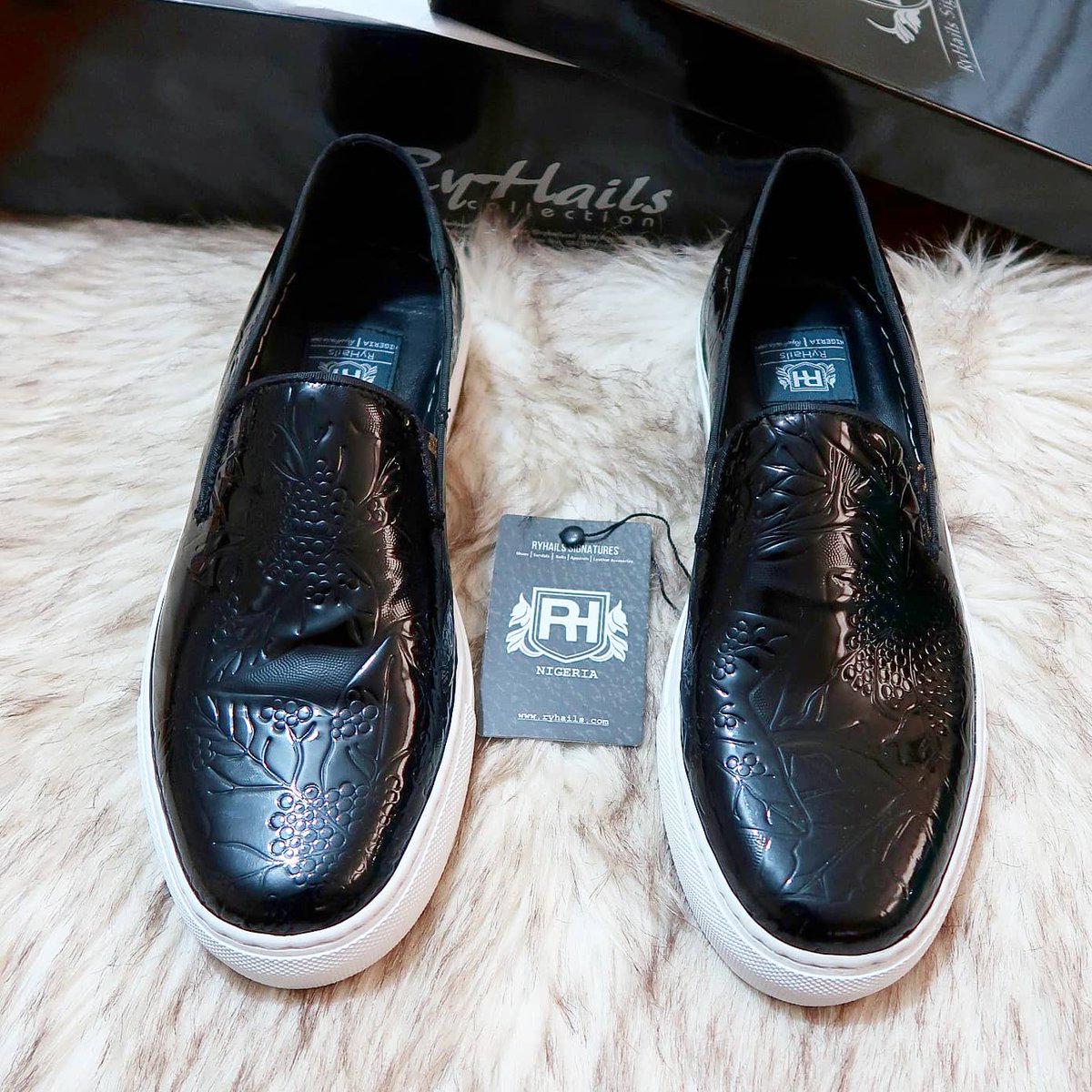 RyHails's tweet photo. Patent Skin Sneakers
Genuine Patent Skin
Round Toe
Wholecut Design
Leather lining
Genuine CupSole
Grosgrain Topline
Price: 20k
Shop, Make orders and enquiries via DM or #WhatsApp Message: 08140321869
#RyHails #MensWear #MensFashion #Style #Kaftan #Shoes #Fashion #Naija https://t.co/djyGc0Kl3R