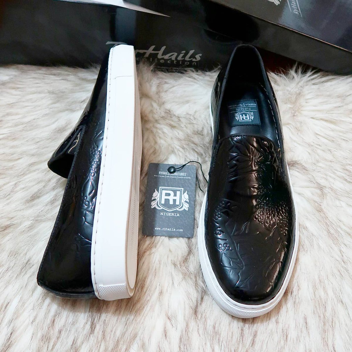 RyHails's tweet photo. Patent Skin Sneakers
Genuine Patent Skin
Round Toe
Wholecut Design
Leather lining
Genuine CupSole
Grosgrain Topline
Price: 20k
Shop, Make orders and enquiries via DM or #WhatsApp Message: 08140321869
#RyHails #MensWear #MensFashion #Style #Kaftan #Shoes #Fashion #Naija https://t.co/djyGc0Kl3R