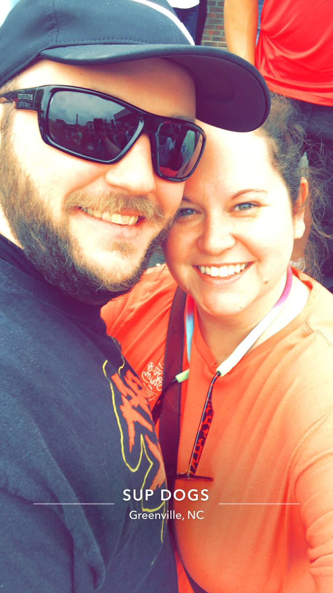 klc0205's tweet photo. #BarstoolBestBar #BarstoolSupDogs 💜💛 https://t.co/wTbmHQxwPc