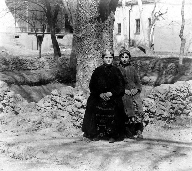 People of Bukhara: Two Bukharan Jewish girls in Samarkand, ca 1900.Unknown photographer.