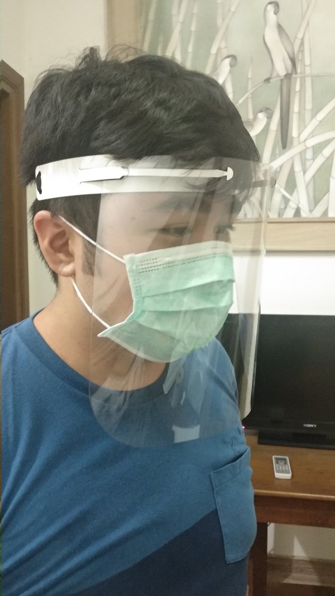 2feis's tweet photo. Me and my brother are making single use face shield to donate to local hospitals that is in need of ppe.

DAY 1 developing sample + we manage to produce 50.
Hopefully more soon.

I try to help because I can just like how #WonhoTaughtUs
#원호의_선한_영향력 https://t.co/s8QtPW9L0x