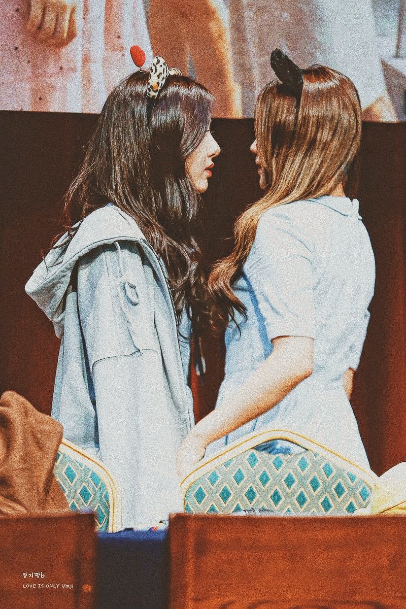 get a person that will look at you the way umb look at each other #gfriend