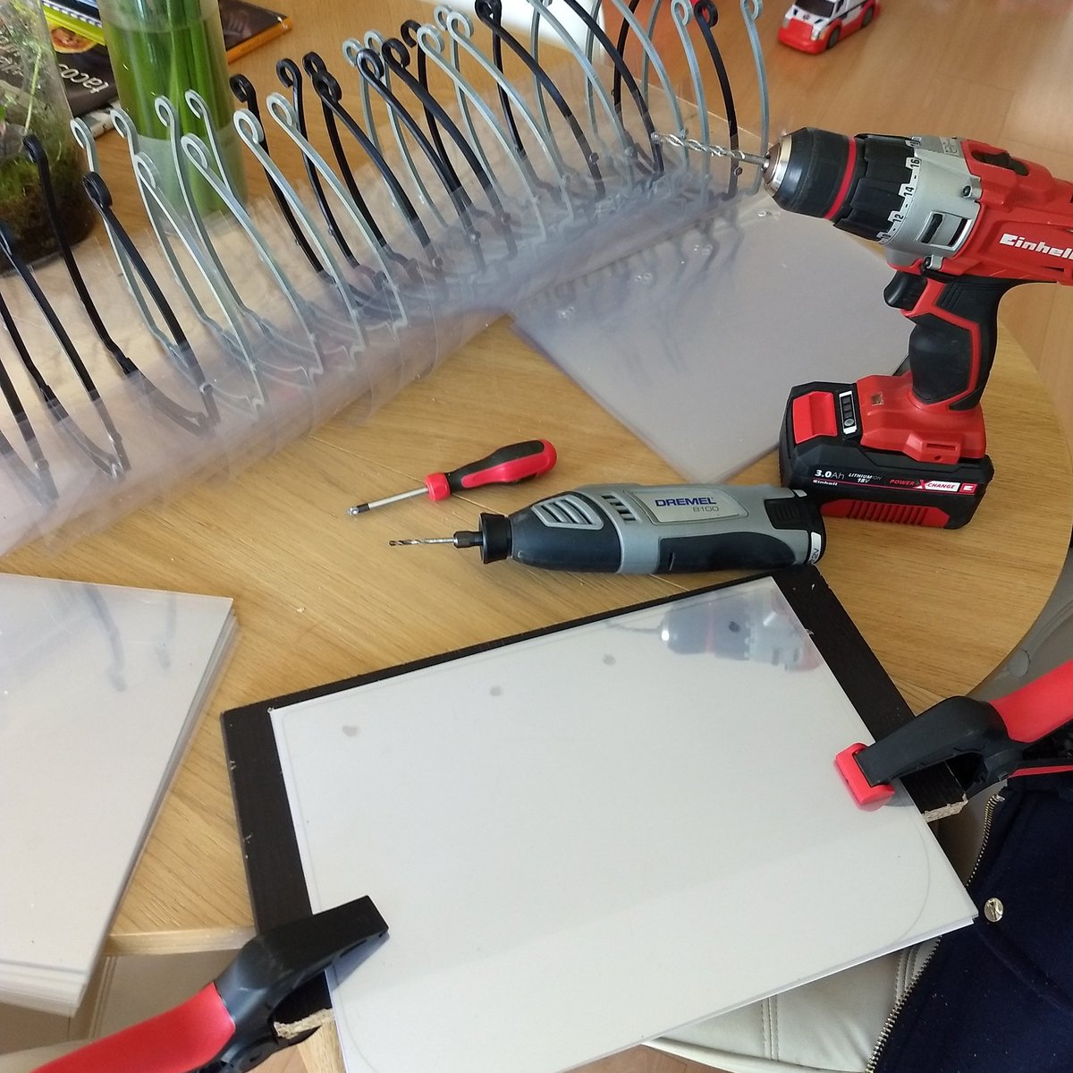 <a href="/Heliox_Lab/">Heliox</a> <a href="/Covid3D/">Covid3D</a> Méthode alternative plus rapide pour créer les trous des visières 😉
Salutation de la région lémanique pour cette super initiative <a href="/covid3D/">Covid3D</a>.  40 visières par jour à la maison pour le personnel soignant. On lâche rien 💪 
 <a href="/UNIGEnews/">Université de Genève</a> #3Dprinting