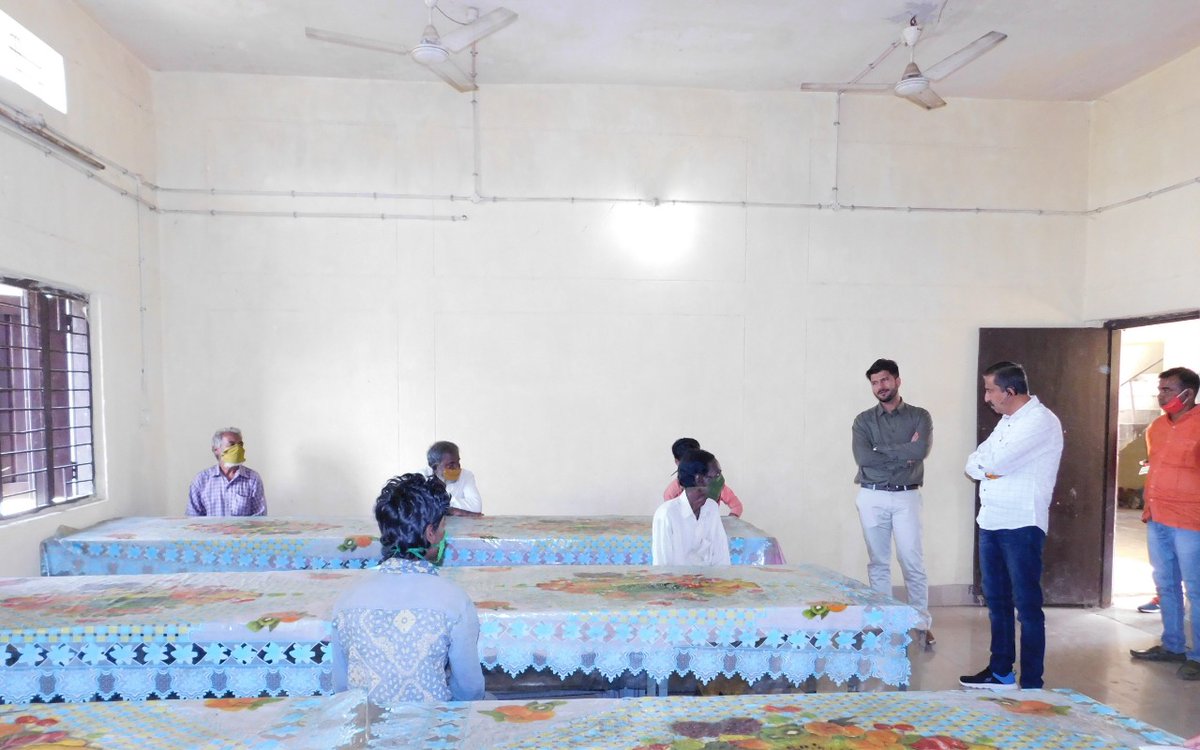 ज़िले में अलग अलग शिविर स्थलों पर दूसरे राज्यो से रूके सभी मेहमान श्रमिको के साथ ज़िले के वरिष्ठ अधिकारियों ने भोजन किया। कलेक्टर और एस.पी ने सभी के व्यवस्थाओ का जायज़ा लिया। #अतिथिदेवोभव <a href="/bhupeshbaghel/">Bhupesh Baghel</a> <a href="/IASassociation/">IAS Association</a> <a href="/ChhattisgarhCMO/">CMO Chhattisgarh</a> #IndiaFightsCorona