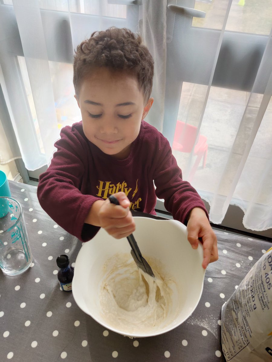 AurelieOum's tweet photo. @KensingPrimary #receptionhomelearning
Home made play dough made by Salman.
It is supposed to be blue 🤭. https://t.co/bgNqu3h96T