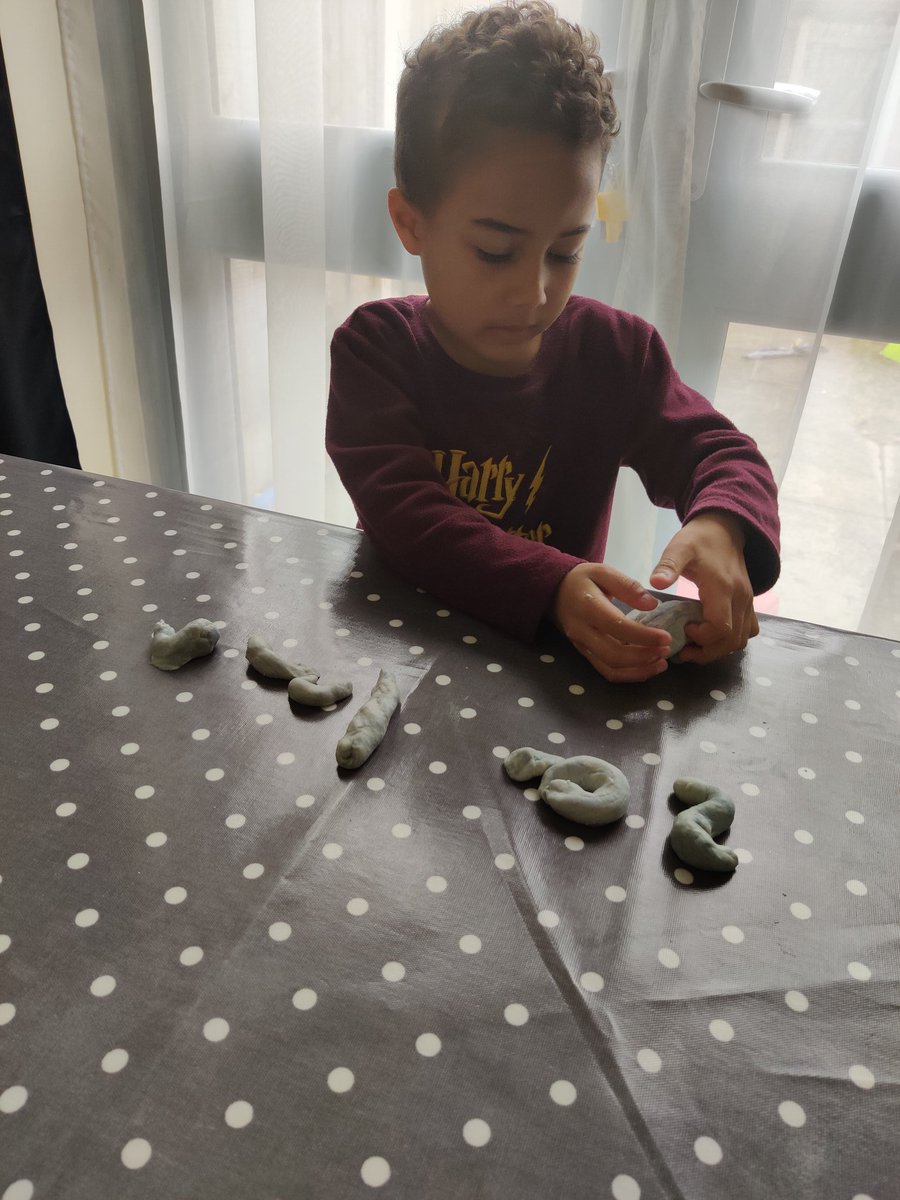 AurelieOum's tweet photo. @KensingPrimary #receptionhomelearning
Home made play dough made by Salman.
It is supposed to be blue 🤭. https://t.co/bgNqu3h96T