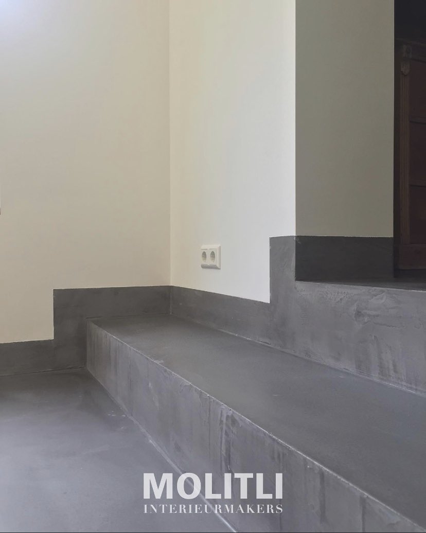 MOLITLI's tweet photo. STUCATELIER | Een plint. Spannender kunnen we het niet maken. Wel mooier, De #Molitli Plint: passend bij al onze vloeren, in elke kleur verkrijgbaar. Strak tegen je muur gestuced dus geen stof randje meer. Stootvast, krasvast; ideaal! #Nijkerk #Amersfoort #Harderwijk #Utrecht https://t.co/eP08SxGDKT