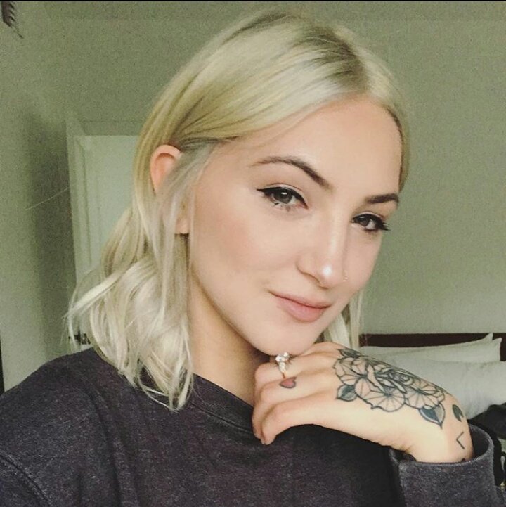 Julia dün Niall Horan'ın Instagram'da açtığı canlı yayına katıldı