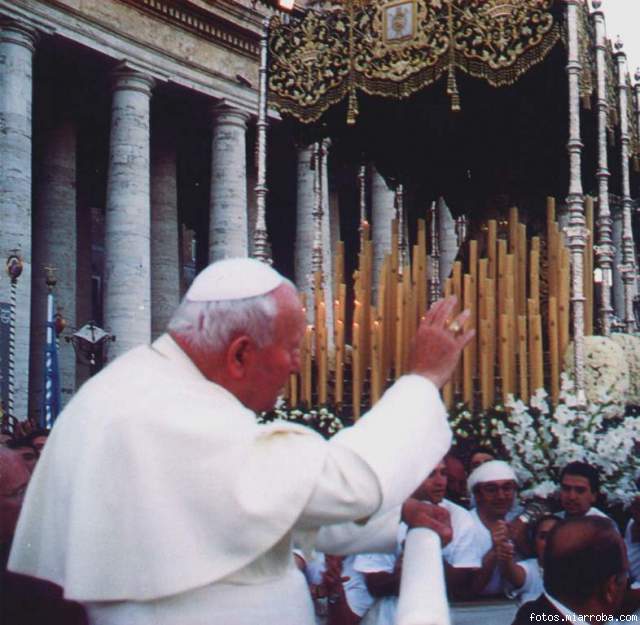 Tal día como hoy, pero en 2005, nos dejaba San Juan Pablo II, quien estuvo frente a María Stma. del Mayor Dolor en la peregrinación a Roma del año 2000.