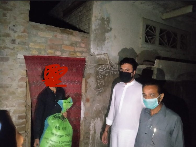 TeamSoomro's tweet photo. الحمدللّہ وفاقی وزیر برائے نجکاری مُحمد میاں سومرو @SmmSoomro صاحب نے اپنے حلقے کی عوام کے لیئے 60 ہزار راشن بیگ کی گھر گھر تقسیم کا عمل شُروع کر دیا۔ 
جیکب آباد کی عوام سے گُذارش ہے کہ وہ گھروں سے باہر مت نکلیں کیونکہ ہماری ٹیم راشن بیگ آپکے گھر کے دروازے تک پہنچائے گی۔ شُکریہ https://t.co/gNFPZ08nv1