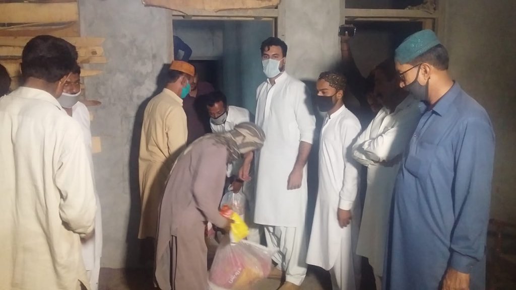 TeamSoomro's tweet photo. الحمدللّہ وفاقی وزیر برائے نجکاری مُحمد میاں سومرو @SmmSoomro صاحب نے اپنے حلقے کی عوام کے لیئے 60 ہزار راشن بیگ کی گھر گھر تقسیم کا عمل شُروع کر دیا۔ 
جیکب آباد کی عوام سے گُذارش ہے کہ وہ گھروں سے باہر مت نکلیں کیونکہ ہماری ٹیم راشن بیگ آپکے گھر کے دروازے تک پہنچائے گی۔ شُکریہ https://t.co/gNFPZ08nv1
