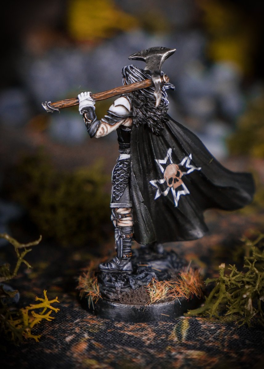 TopMiniatures's tweet photo. Another beautiful D&amp;D hero we had the pleasure to paint in our best quality, Level 4. We went for a black &amp; white color scheme &amp; grey non-metallics, as he’s inspired by the 40k Black Templars.

https://t.co/QXLRilexSM 

#dnd #dungeonsanddragons #dndwarrior https://t.co/ARDVDIv2Mb