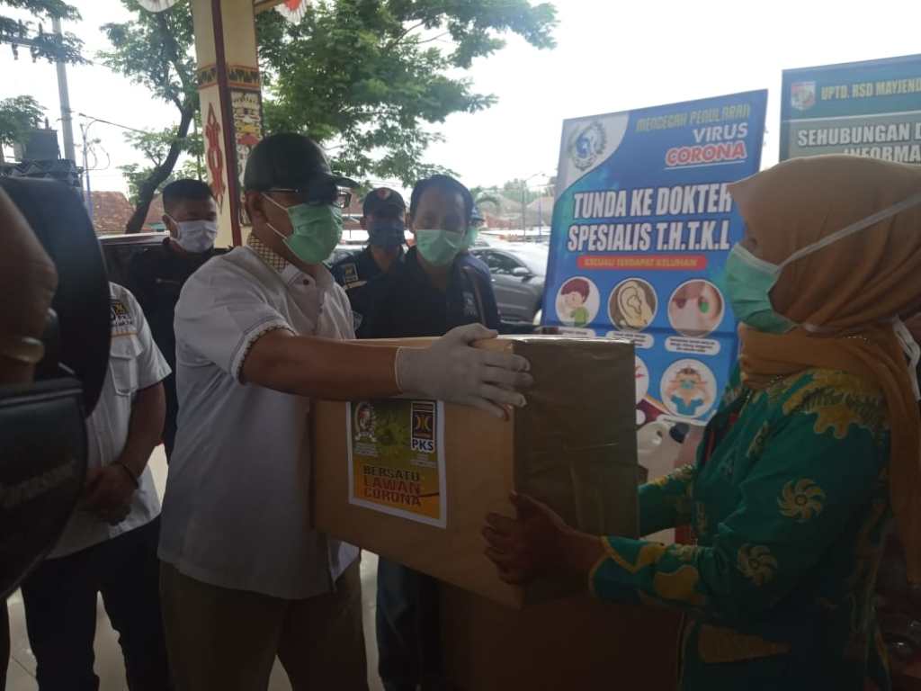 Bersatu Lawan Korona, Fraksi PKS Lampura Donasikan Gajinya dan Beri Bantuan lampungtoday.com/2020/04/02/ber…