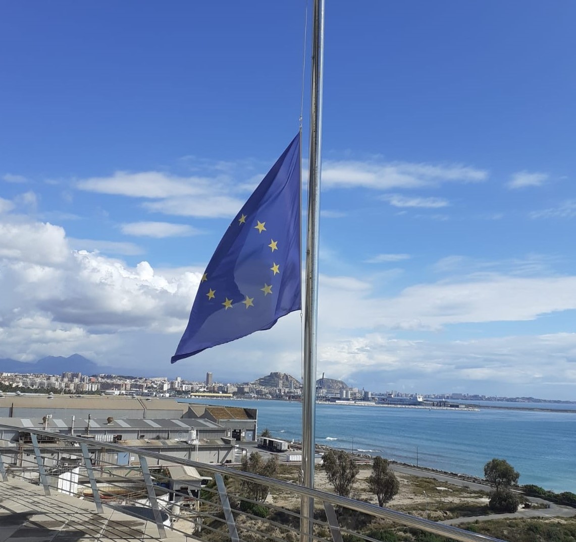 EU_IPO's tweet photo. Our European flag is at half-mast and our thoughts go out to everyone who has been touched by this terrible pandemic.

These are difficult days for Spain and Europe. 
Keep safe, stay home, support each other. 
#EUSolidarity #COVID19 https://t.co/3LJLwGdTXw
