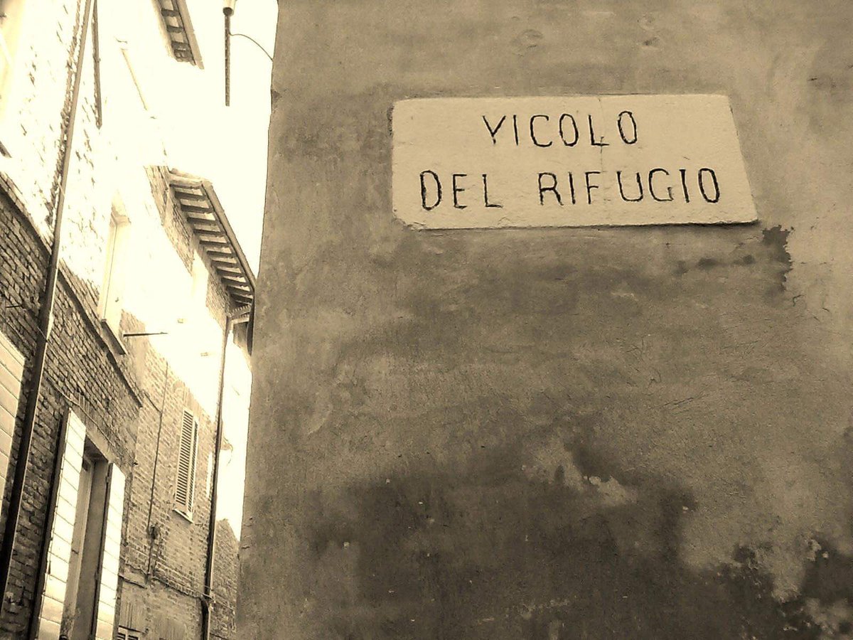 EliodoraD's tweet photo. Questa penombra è lenta e non fa male;
scorre per un mite pendio
e somiglia all’eterno.

J. L. Borges, Elogio dell’ombra https://t.co/GWeyxTtMol