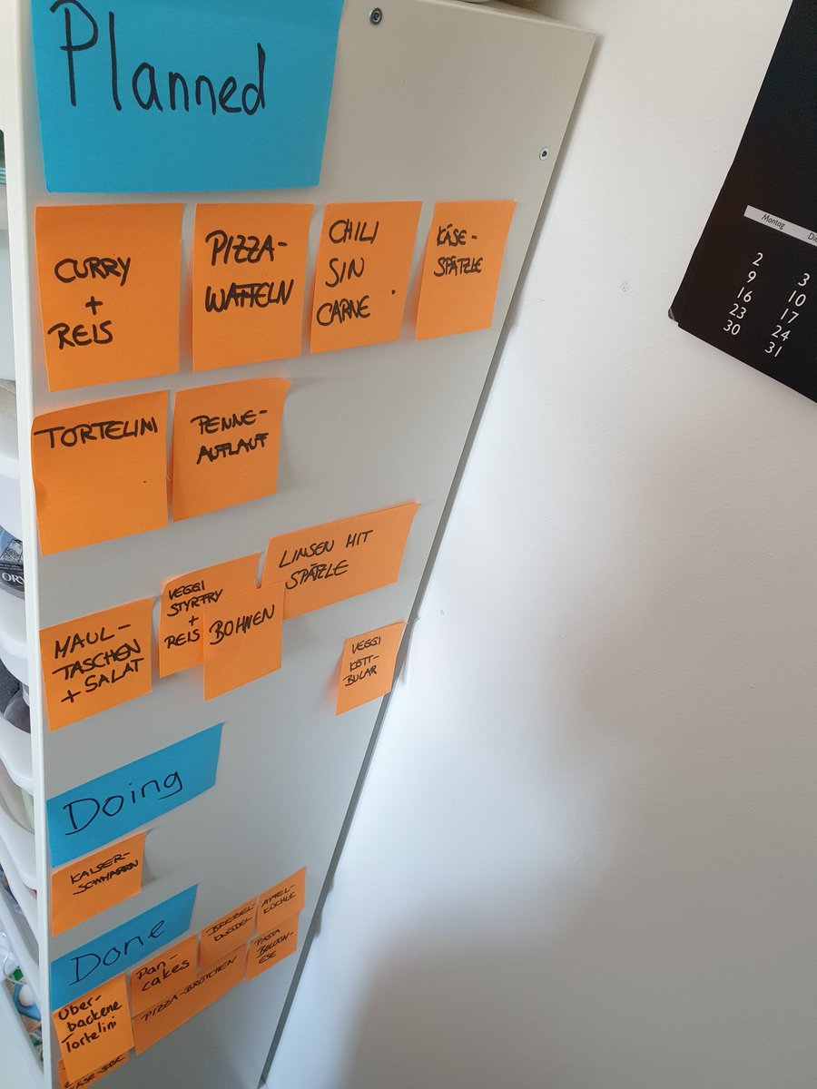 FlorianBaderDE's tweet photo. In Zeiten von #homeoffice ist es wichtig, seine Mahlzeiten auch agil zu planen. Der Sprint geht eine Woche. Beim Planning werden Gerichte geplant, beim Daily entschieden, was davon heute gekocht wird und in der Retro, was man besser machen kann 😁 #wirbleibenzuhause #scrum #agile https://t.co/YOYG7T4LI2