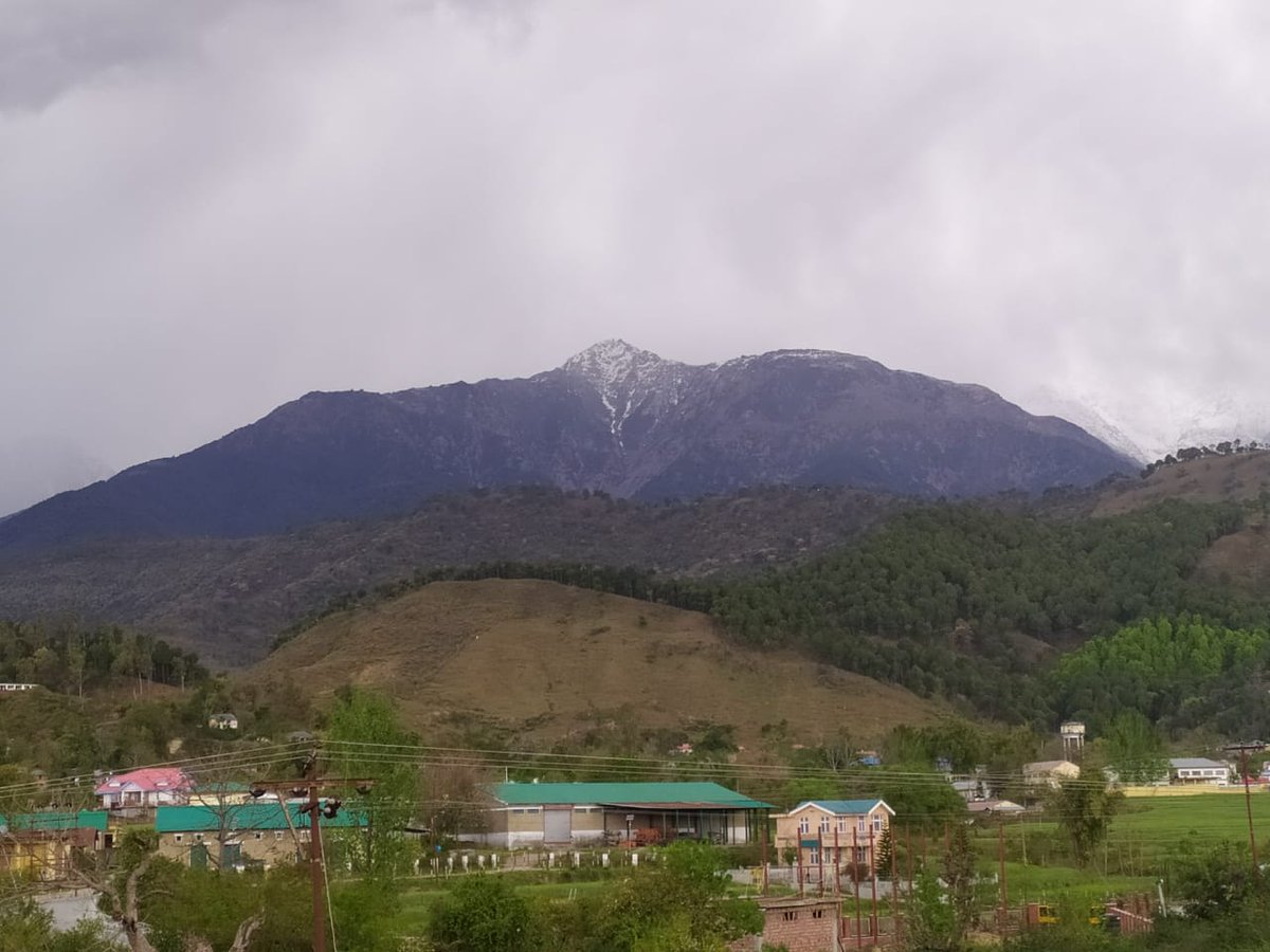 madhu10286's tweet photo. Always look for that silver lining beyond those thick dark clouds in the sky!!!! #disttkangra #paprola #devbhumihimachalpradesh #StayHomeSaveLives #staypositive https://t.co/DPsLEsbYUT