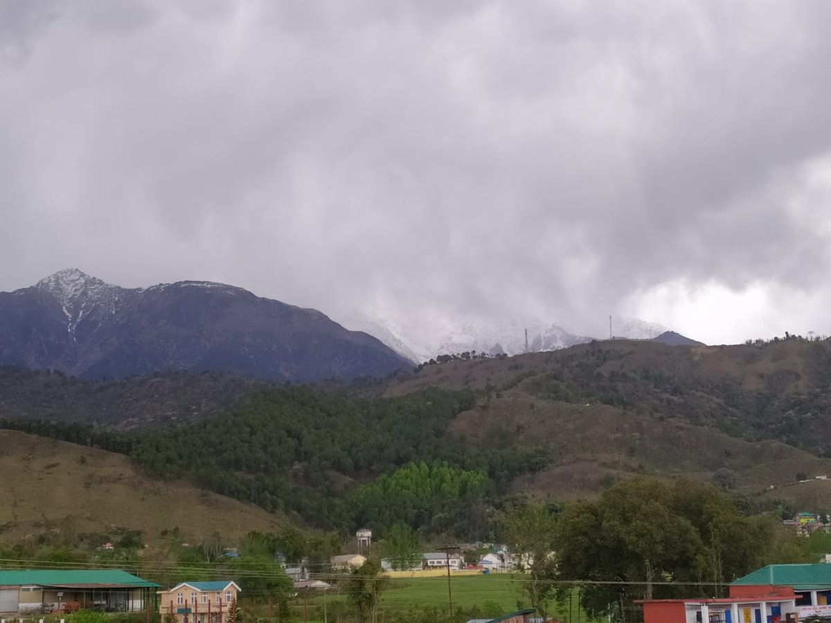 madhu10286's tweet photo. Always look for that silver lining beyond those thick dark clouds in the sky!!!! #disttkangra #paprola #devbhumihimachalpradesh #StayHomeSaveLives #staypositive https://t.co/DPsLEsbYUT