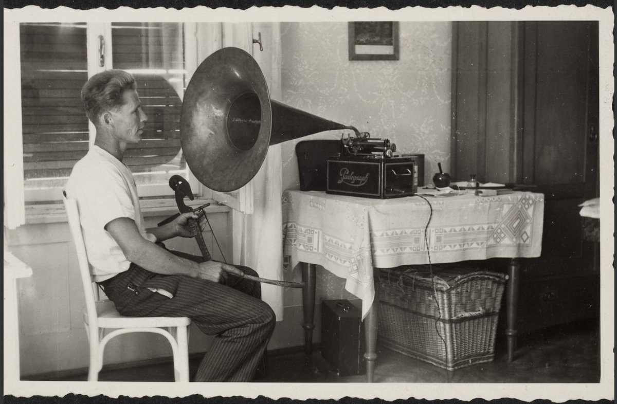 In 1933-35, Milman Parry & Albert Lord came to Yugoslavia with 1000s of aluminum disks onto which they recorded oral poetry from waiters, farmers, coffeeshop patrons, village women. Their archive & Lord’s “The Singer of Tales" remain fascinating artifacts.