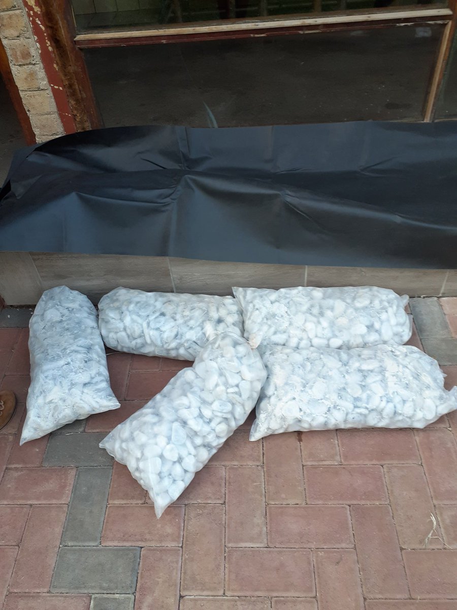 Nwabi_0913's tweet photo. After all this is over you are definitely going to need a beautiful pebbles and flowers garden. DM or WhatsApp 0727938257 for a quote. https://t.co/6BCAyXRECz